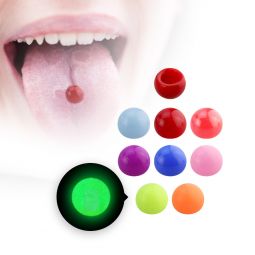 Fake tungepiercing av selvlysende akryl